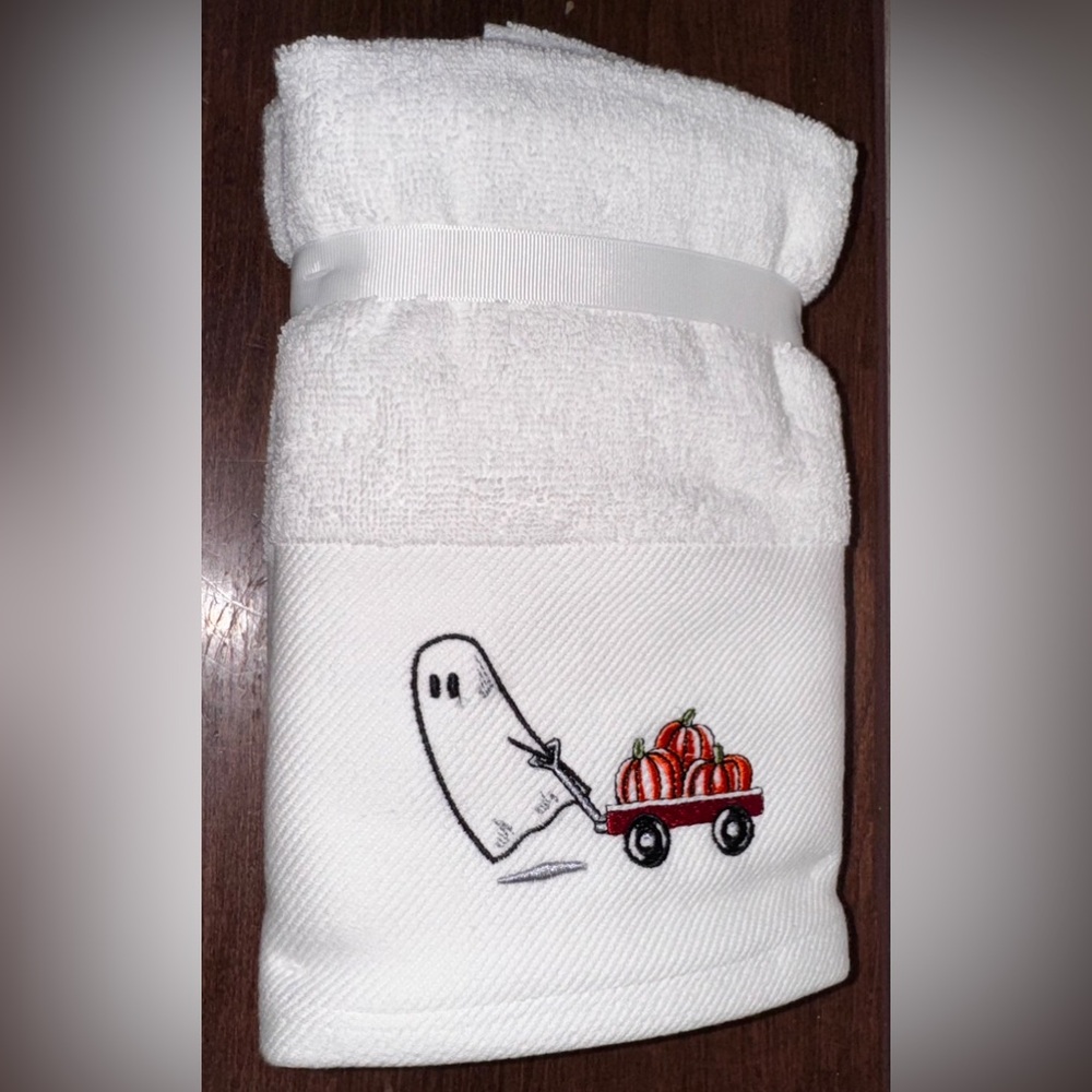 Cute ISAAC MIZRAHI Ghost 👻 pulling a pumpkin 🎃 wagon Set of 2 Hand Towel…